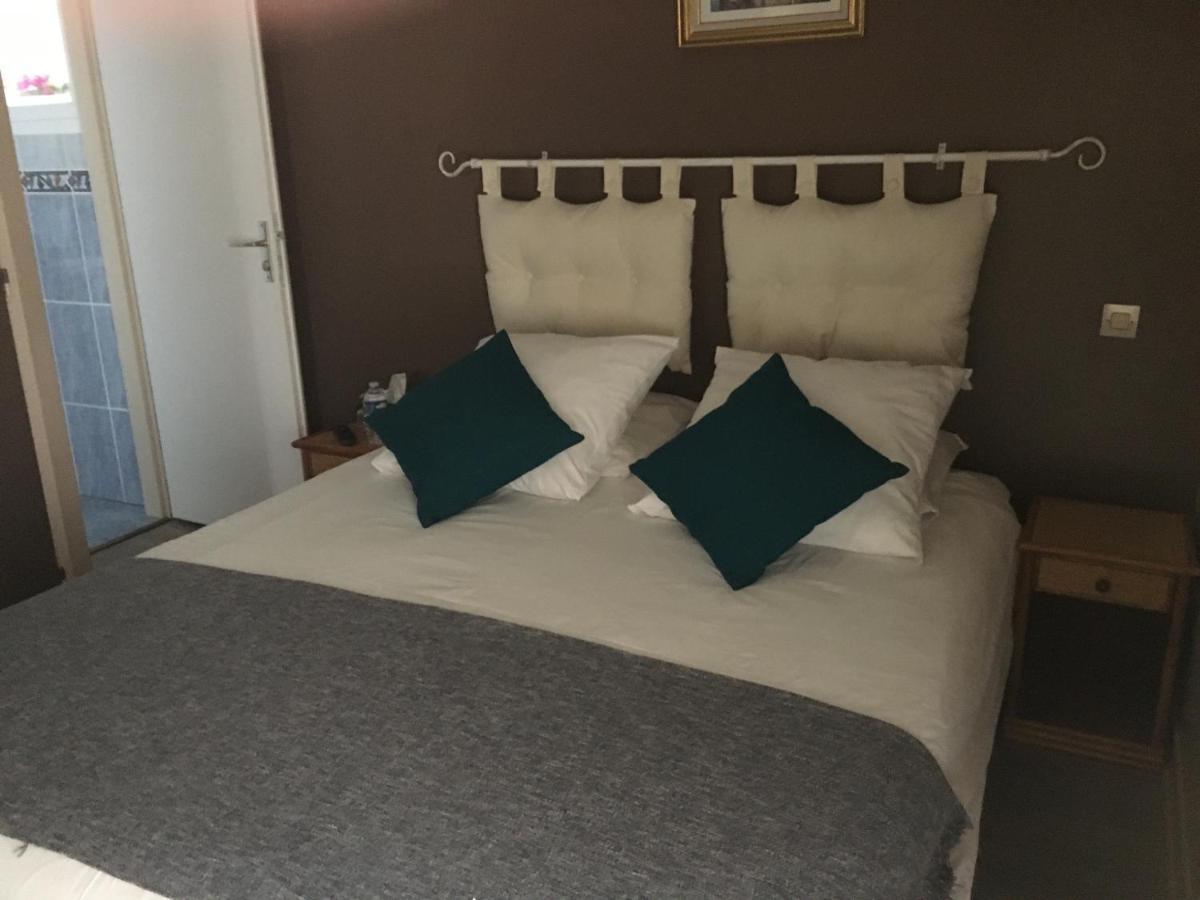 L'Un Des Sens Hotel Villefranche-de-Lonchat Esterno foto